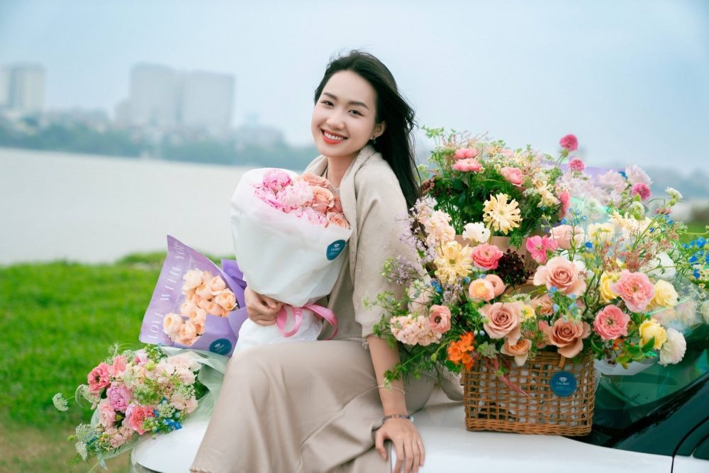 Bộ ảnh rực rỡ sắc màu của họa sĩ trẻ Phan Anh Thư trong không gian thiên nhiên giữa Thủ đô