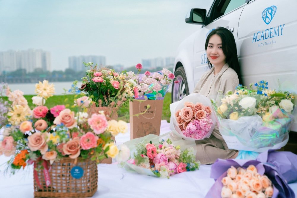 Bộ ảnh rực rỡ sắc màu của họa sĩ trẻ Phan Anh Thư trong không gian thiên nhiên giữa Thủ đô