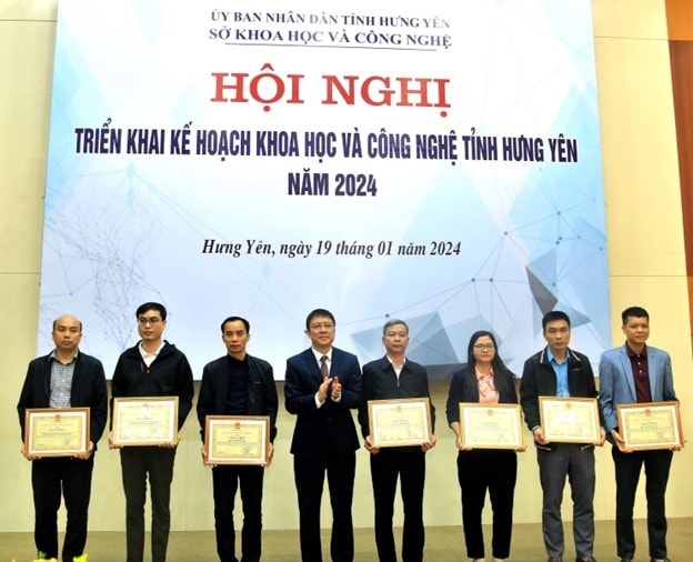 Ông Trần Tùng Chuẩn - Giám đốc Sở KH&CN tỉnh Hưng Yên trao Giấy khen của Sở cho các tập thể, cá nhân có thành tích trong công tác quản lý nhà nước về KH&CN