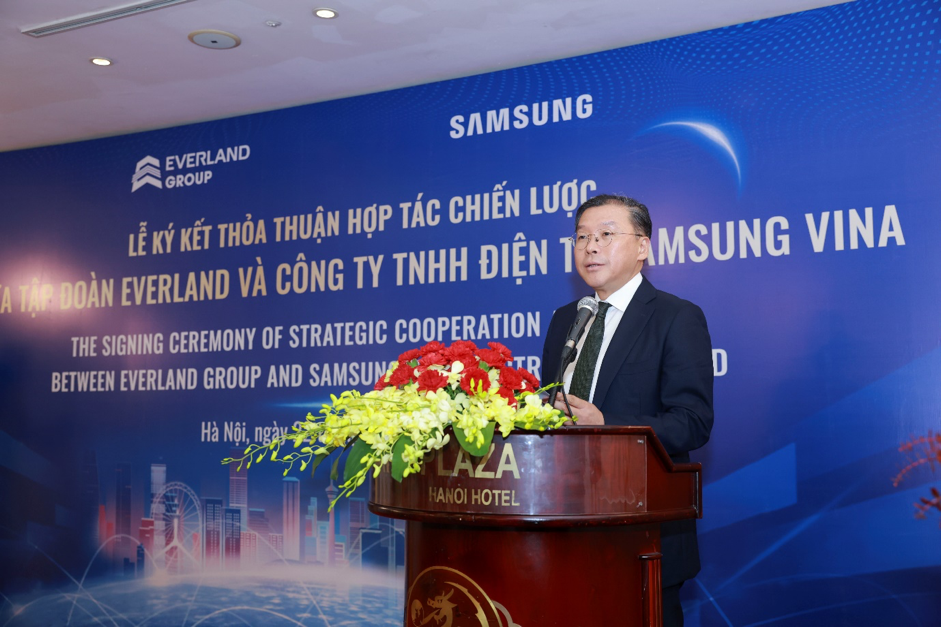 Ông Lee Chung Lyong -p/Chủ tịch Công ty Samsung Vina (thành viên Tập đoàn Samsung).