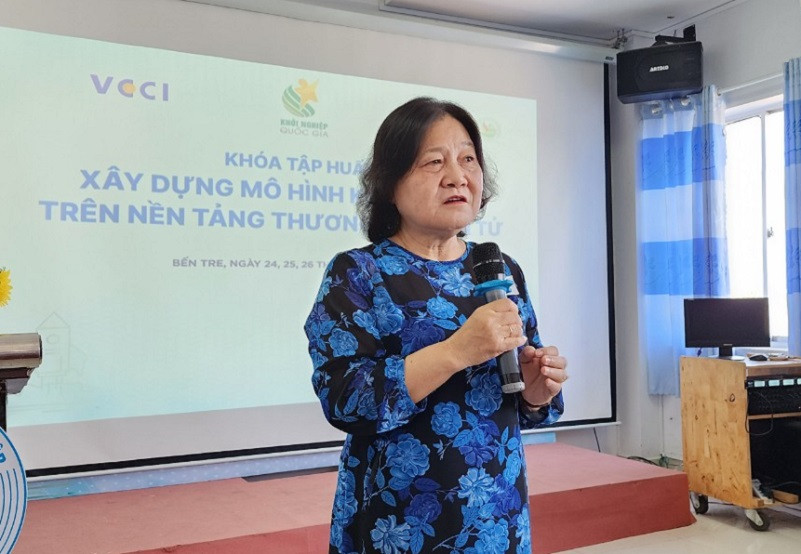 ThS Huỳnh Hồng Mai - Phó giám đốc Trung tâm sáng tạo – Ươm mầm khởi nghiệp trường Đại học Nguyễn Tất Thành, Thành viên hội đồng cố vấn khởi nghiệp đổi mới sáng tạo Quốc gia (VSMA) - Giảng viên của khóa tập huấn đang chia sẻ tại lễ khai giảng 