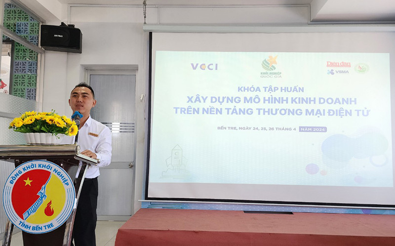 TS Đặng Mai Giảng Tân – Quyền Giám đốc Trung tâm Xúc tiến đầu tư và Khởi nghiệp tỉnh Bến Tre tại Khóa tập huấn Xây dựng mô hình kinh doanh trên nền tảng thương mại điện tử được tổ chức tại tỉnh Bến Tre