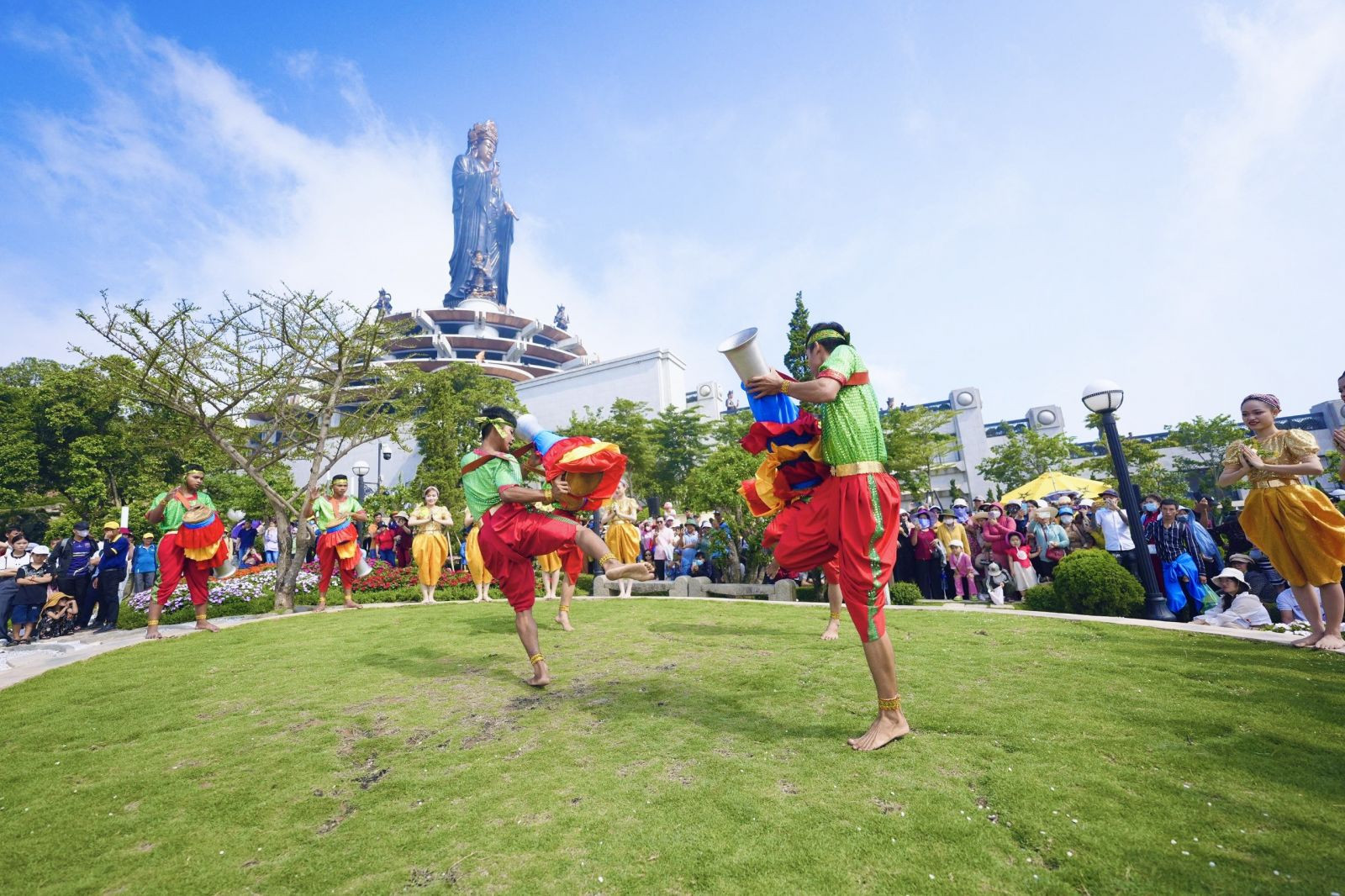 Điệu múa trống Chhay-dăm đặc trưng của người Khmer tại Tây Ninh. Ảnh: Sun World Ba Den Mountain