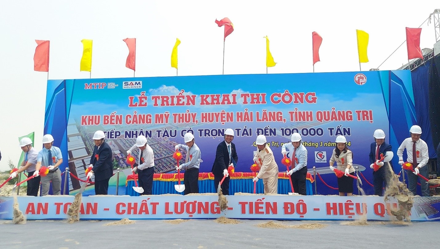 Các đại biểu thực hiện nghi thức triển khai thi công Khu bến cảng Mỹ Thủy tháng 3/2024