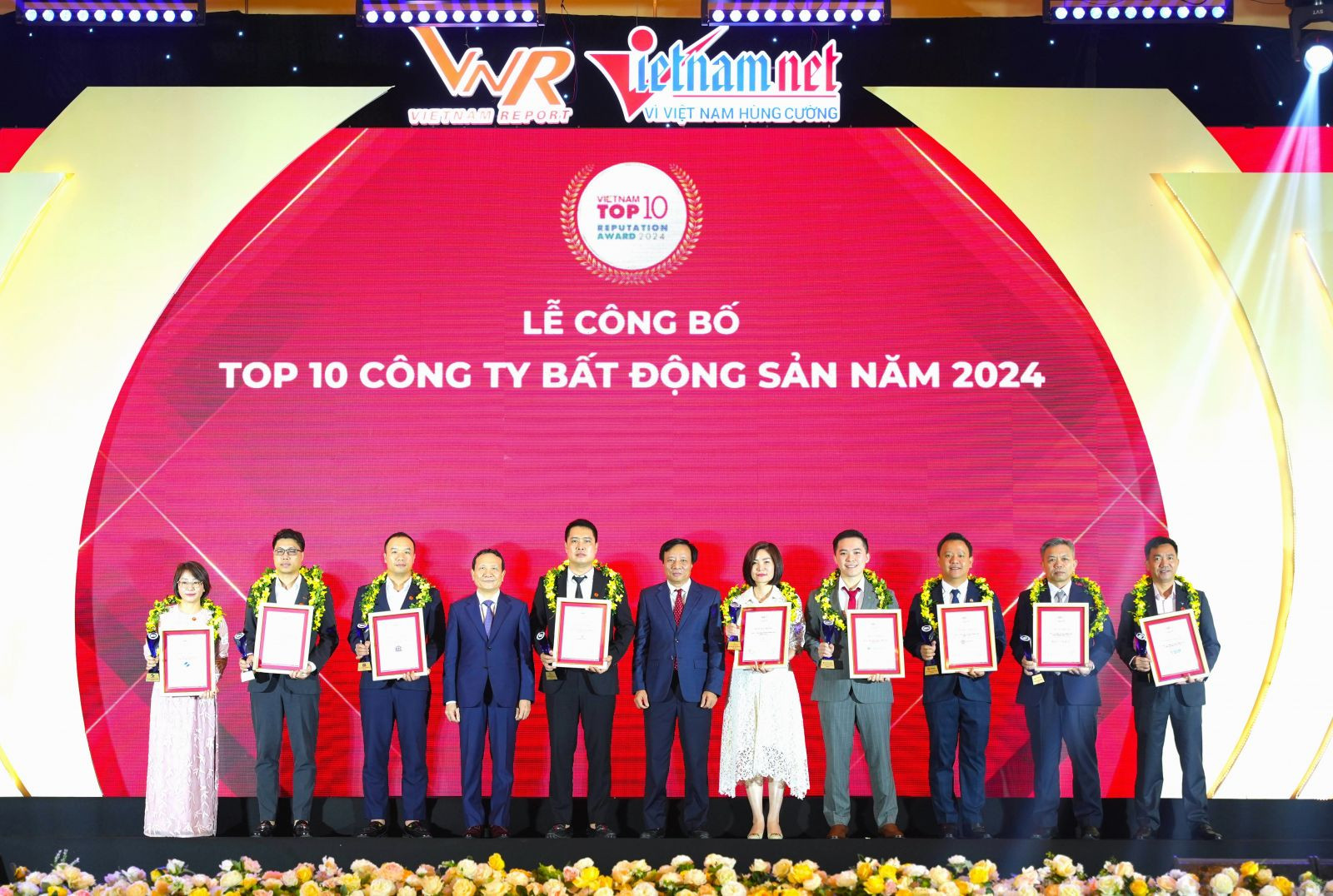 Ban tổ chức vinh danh Top 10 Công ty bất động sản năm 2024