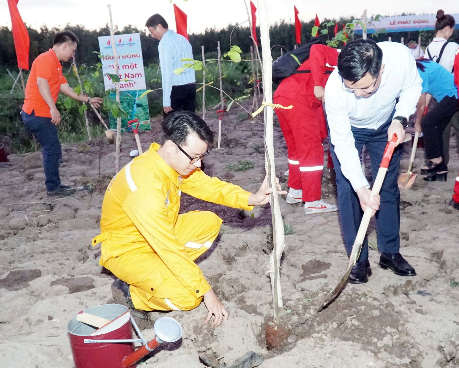 Chủ tịch HĐTV Petrovietnam Lê Mạnh Hùng trao học bổng cho các em học sinh