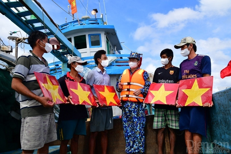 Mỗi ngư dân làm ăn trên biển không chỉ đóng vai trò quan trọng cho sự phát triển kinh tế, xã hội của địa phương mà còn đồng hành với các lực lượng trên biển, khẳng định chủ quyền biển, đảo của Tổ quốc (Ảnh Văn Định)