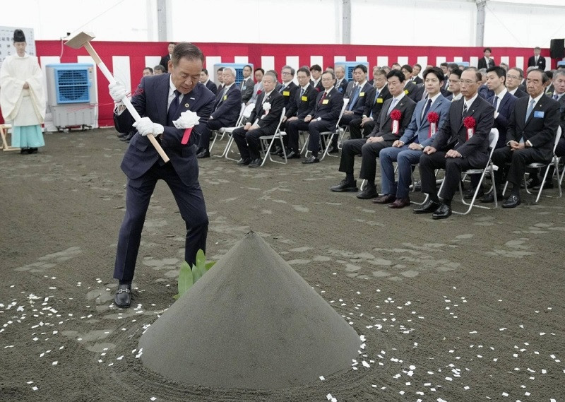 Atsuyoshi Koike, chủ tịch Rapidus, động thổ trong một buổi lễ ở Chitose, Hokkaido, vào ngày 1 tháng 9 năm 2023. Nguồn: KYODO