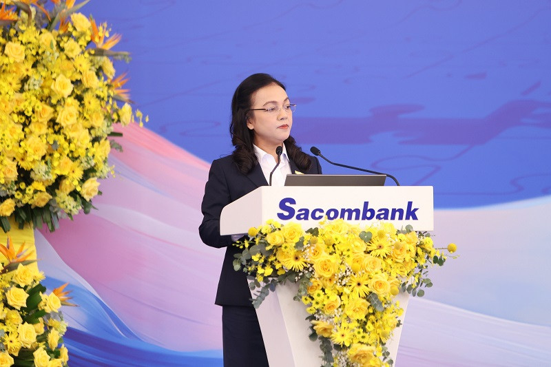 Bà Nguyễn Đức Thạch Diễm - Phó Chủ tịch Thường trực kiêm Tổng giám Đốc Sacombank phát biểu tại Đại hội.