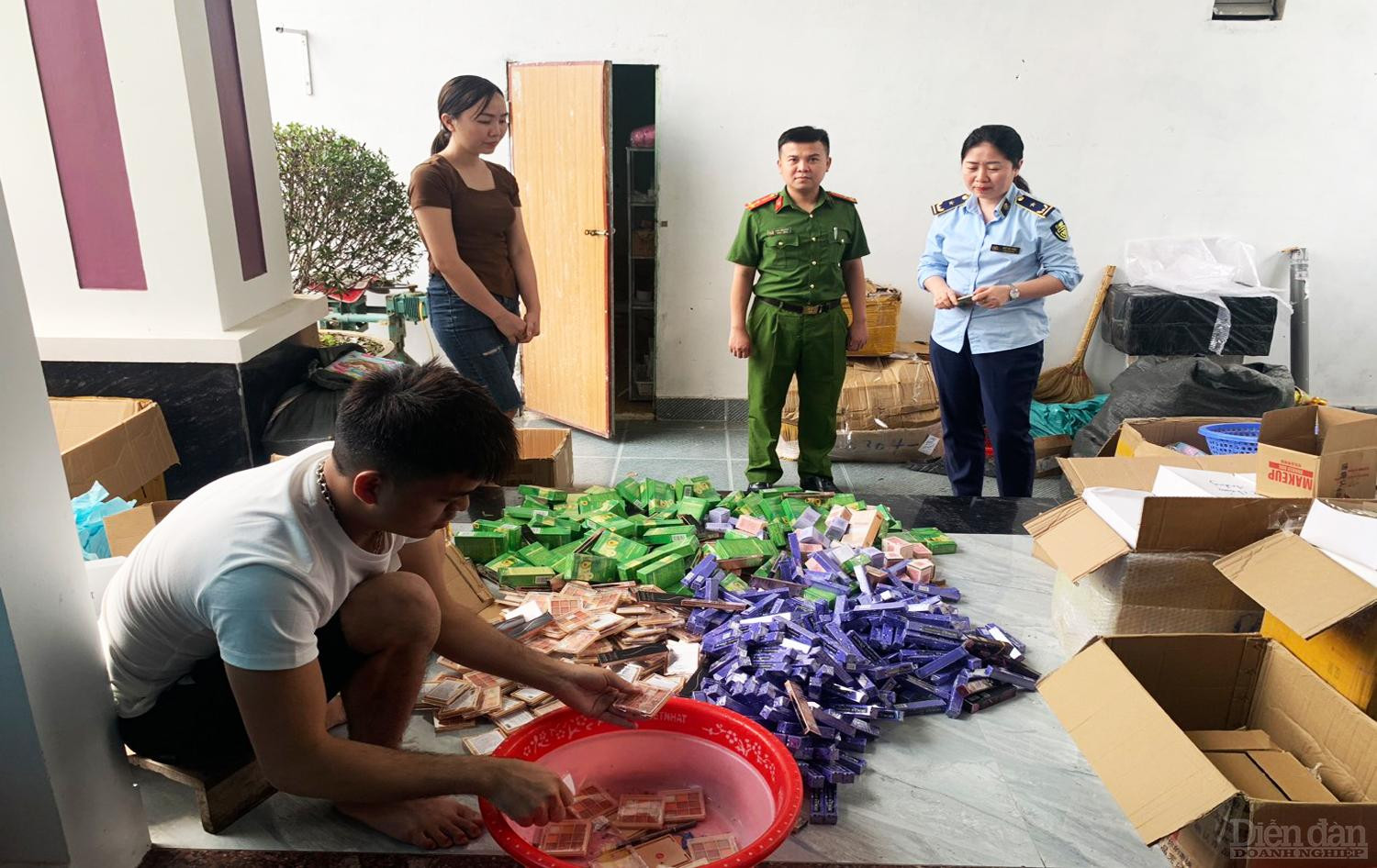 Hàng trăm hộp mỹ phẩm các loại không rõ nguồn gốc xuất xứ chưa kịp đến tay người tiêu dùng đã bị lực lượng chức năng phát hiện, buộc phải tiêu hủy toàn bộ