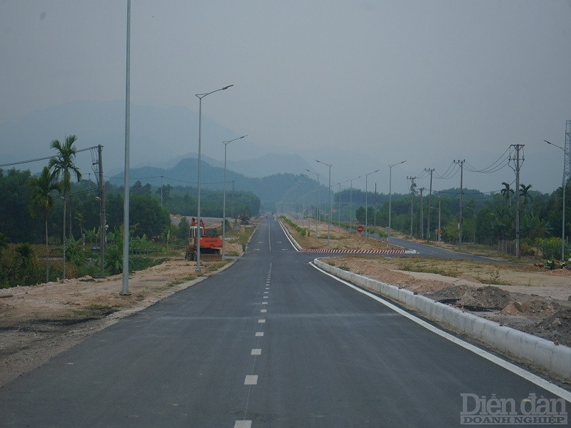 Công trình do liên danh Tổng Công ty Xây dựng Trường Sơn - Tổng Công ty Xây dựng công trình giao thông 1 (Cienco 1) thi công đi qua 5 xã của huyện Hòa Vang gồm: Hòa Khương, Hòa Phong, Hòa Phú, Hòa Ninh, Hòa Liên. Tuy nhiên, do nhiều vướng mắc và sau 3 lần gia hạn tiến độ, dự án vẫn chưa thể hoàn thành.