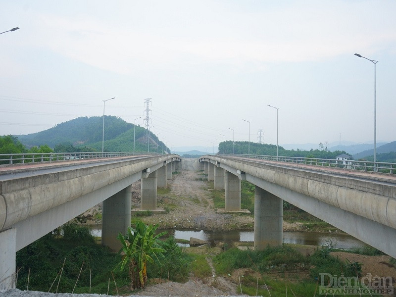 Tại buổi kiểm tra cuối năm 2023, ông Lê Trung Chinh – Chủ tịch UBND TP. Đà Nẵng đã yêu cầu huyện Hòa Vang tiếp tục vận động người dân bàn giao mặt bằng và hỗ trợ đơn vị thi công theo hình thức cuốn chiếu. Đồng thời, đề nghị Ban Quản lý dự án và đơn vị nhà thầu tập trung nhân lực, thiết bị đẩy nhanh tiến độ, kịp bàn giao trước ngày 31/12/2023 theo cam kết với lãnh đạo thành phố.