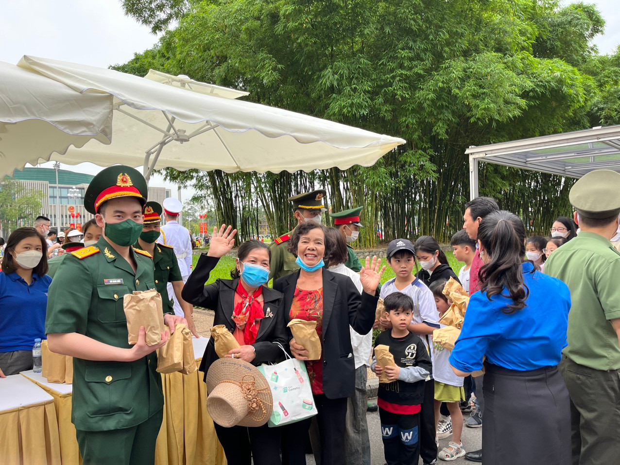 Sở Du lịch Hà Nội và Ban Quản lý Lăng Chủ tịch Hồ Chí Minh hỗ trợ nước, sữa. bánh phục vụ du khách đến viếng Lăng Bác. trong kỳ nghỉ 30/4/2023. 