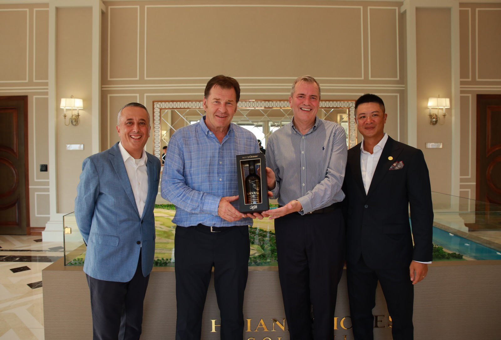 Sir Nick Faldo trao tặng vật phẩm đấu giá tớiđại diện ban lãnh đạo khu nghỉ dưỡng Hoiana Resort & Golf .