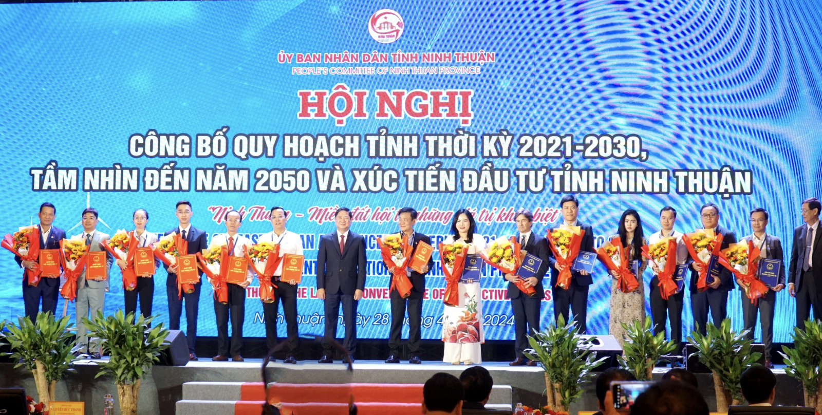 Tại hội nghị, UBND tỉnh Ninh Thuận đã trao 7 giấy chứng nhận đăng ký đầu tư và 7 bản ghi nhớ nghiên cứu phát triển dự án với tổng số vốn dự kiến đầu tư hơn 120.000 tỉ đồng cho 14 nhà đầu tư trong và ngoài nước.