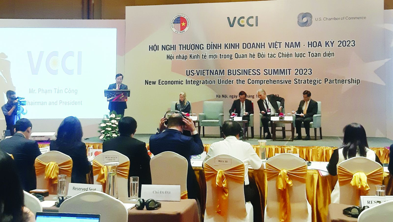  Hội nghị Thượng đỉnh Kinh doanh Việt Nam - Hoa Kỳ do Liên đoàn Thương mại và Công nghiệp Việt Nam (VCCI) và Hiệp hội Thương mại Hoa kỳ tại Hà Nội (AmCham) tổ chức.