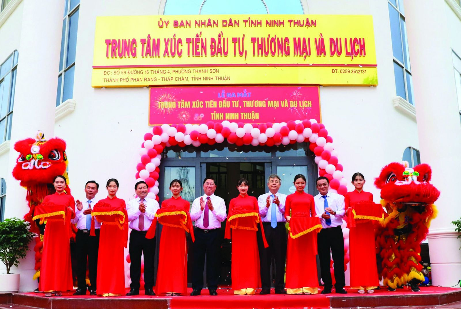  Các đồng chí lãnh đạo tỉnh Ninh Thuận cắt băng ra mắt Trung tâm Xúc tiến Đầu tư, Thương mại và Du lịch tỉnh Ninh Thuận.