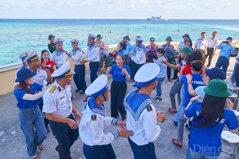 Quân và nhân dân Việt Nam thay nhau gìn giữ chủ quyền biển đảo của Tổ quốc. Quân dân Trường Sa chung sức đồng lòng, cùng nhau xây dựng huyện đảo ngày càng giàu đẹp (Ảnh Thắng Nguyễn)