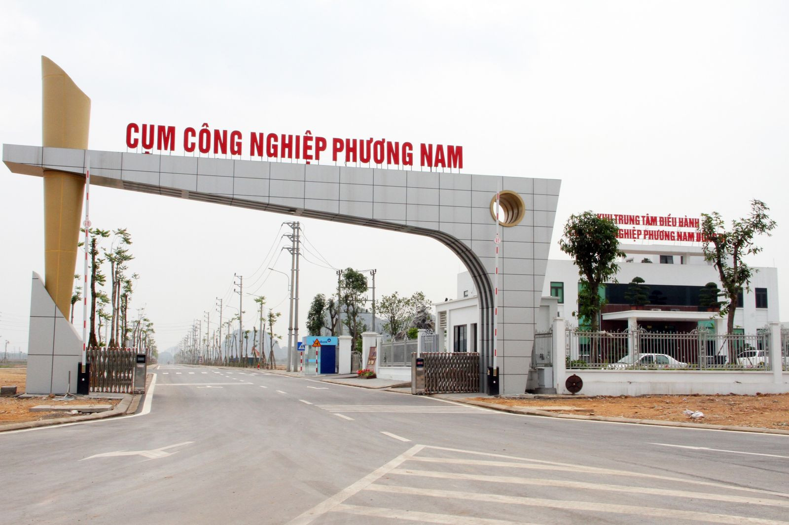 Việc phát triển hạ tầng các cụm công nghiệp trên địa bàn tỉnh Quảng Ninh góp phần chuyển dịch cơ cấu kinh tế, khắc phục tình trạng sản xuất phân tán, ô nhiễm môi trường (Trong ảnh: hạ tầng cụm công nghiệp Phương Nam, TP Uông Bí