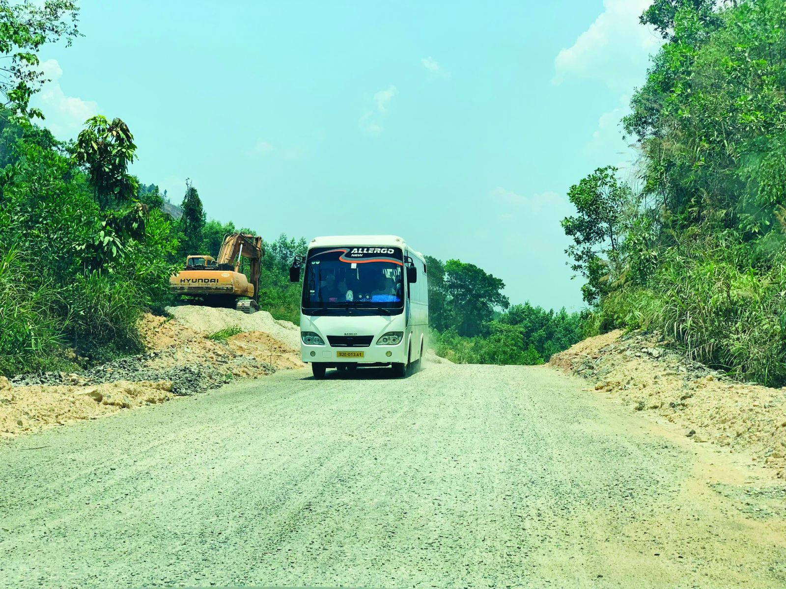  Hạ tầng giao thông dẫn lên các điểm đến du lịch phíap/Tây Quảng Nam đang trong quá trình đầu tư dang dở.