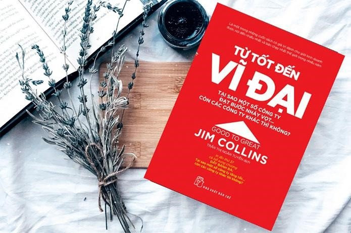 “Từ tốt đến vĩ đại” của Jim Collins kể từ khi xuất bản vào năm 2001 cho tới nay luôn được coi như sách giáo khoa của giới doanh nhân, những nhà quản lý và những người quan tâm đến những yếu tố tạo nên thành công vĩ đại và nhảy vọt trong môi trường kinh doanh. 