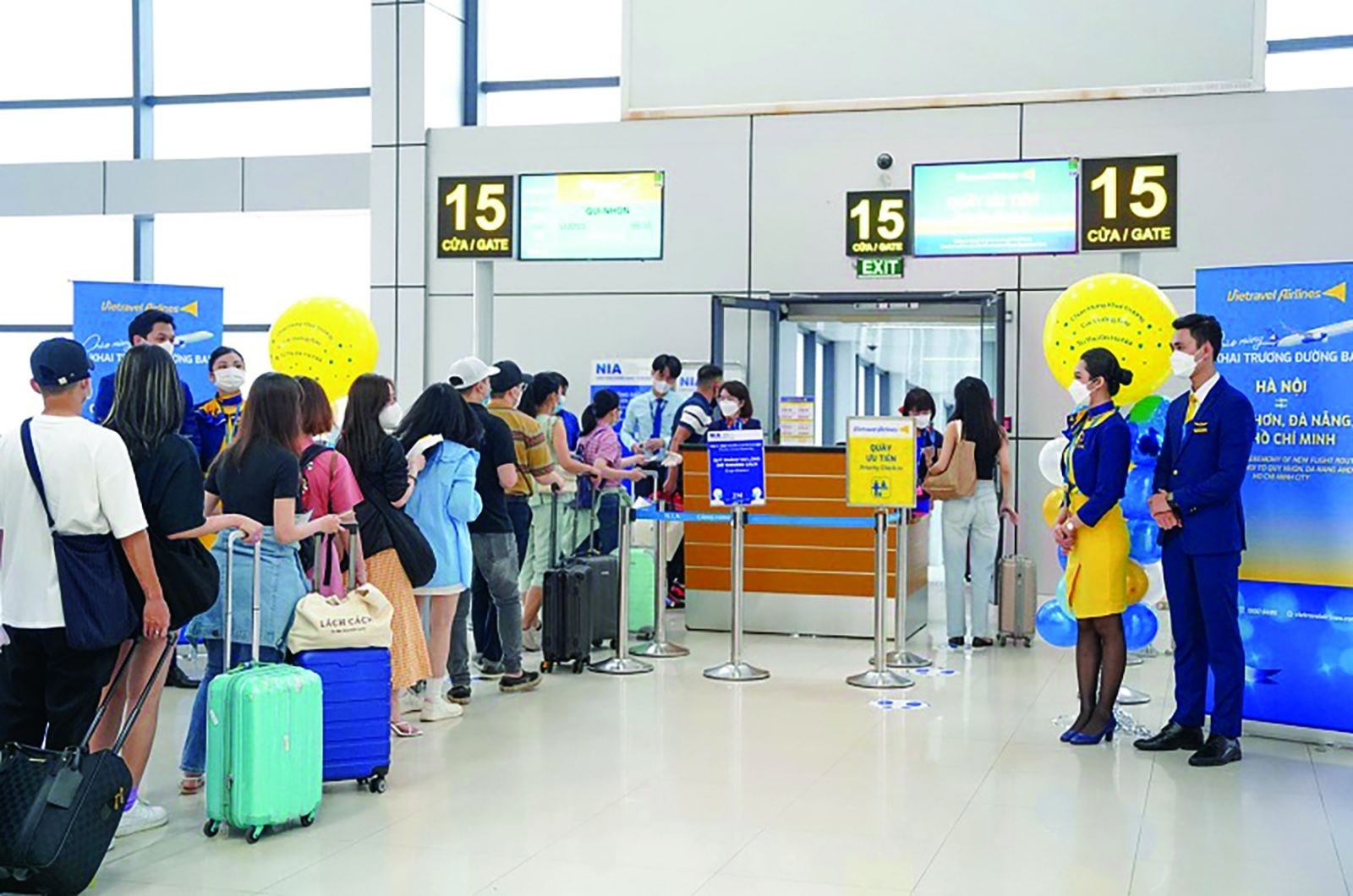 Giá vé máy bay chiếm ngân sách lớn trong tổng giá tour. (Ảnh: Du khách làm thủ tục check-in ở quầy của Vietravel Airlines)