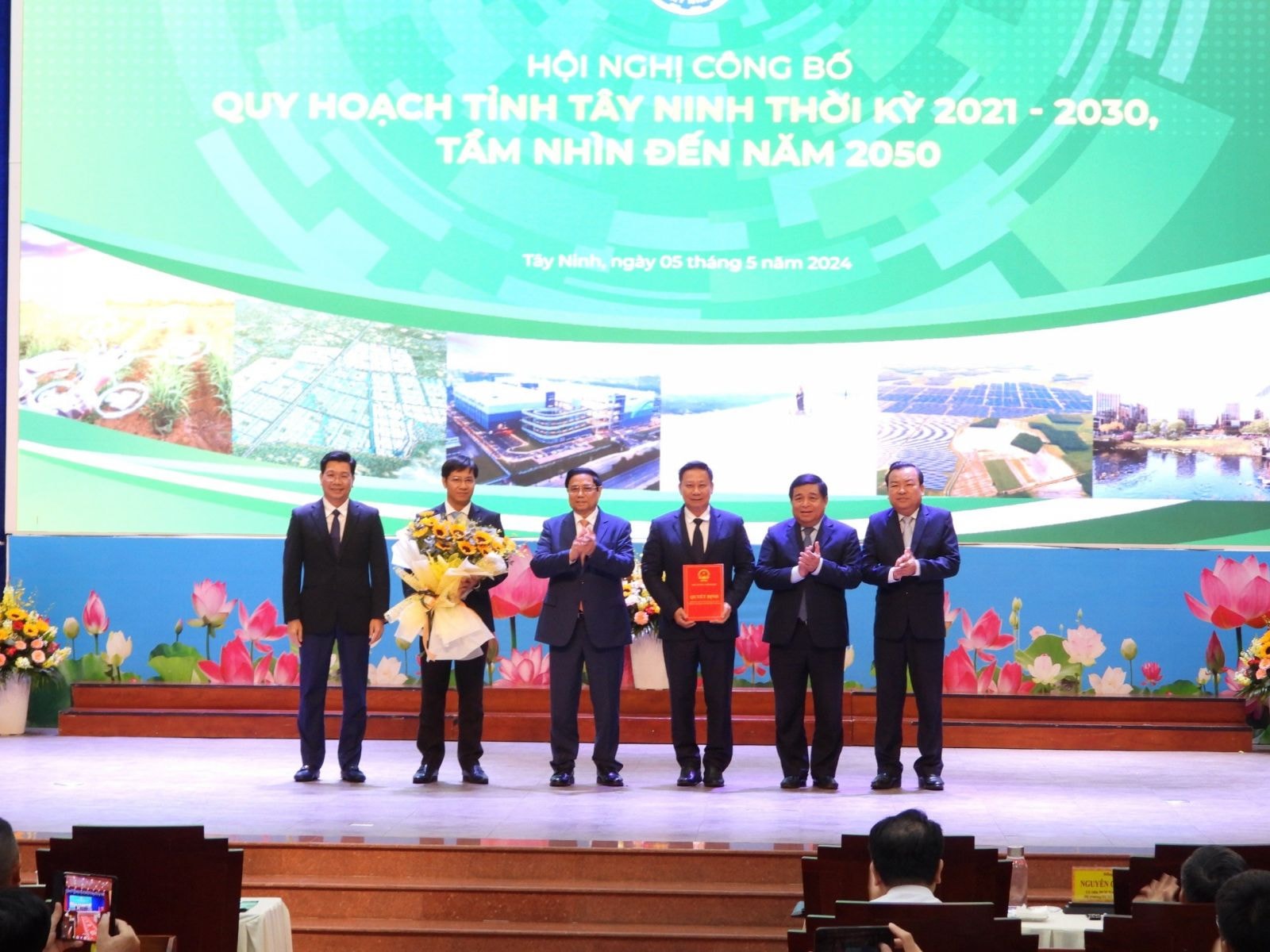 Thủ tướng Chính phủ Phạm Minh Chính trao Quyết định Quy hoạch tỉnh Tây Ninh cho lãnh đạo tỉnh.