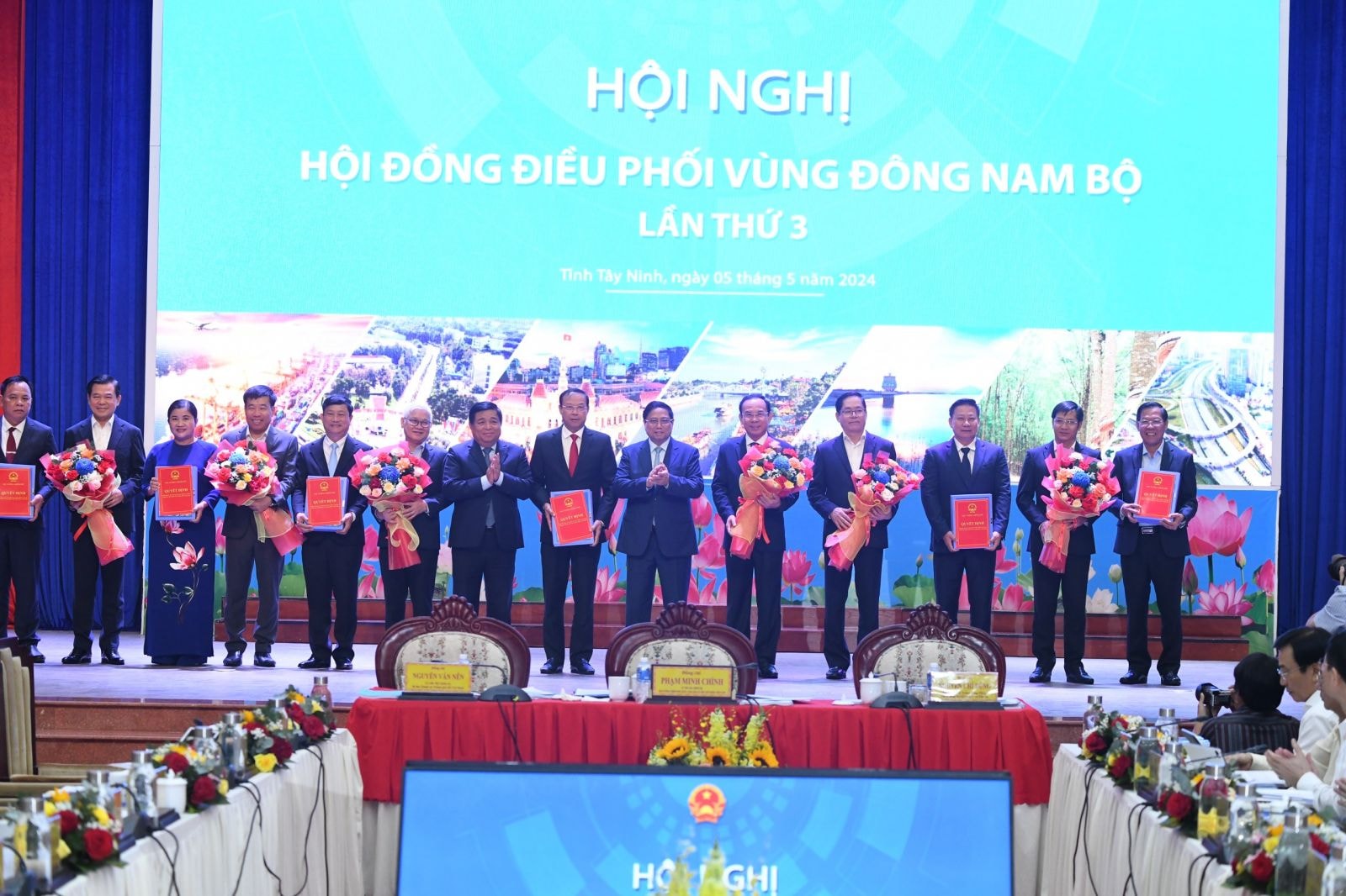 Thủ tướng Chính phủ Phạm Minh Chính trao quyết định Quy hoạch vùng cho lãnh đạo các địa phương vùng Đông Nam Bộ 