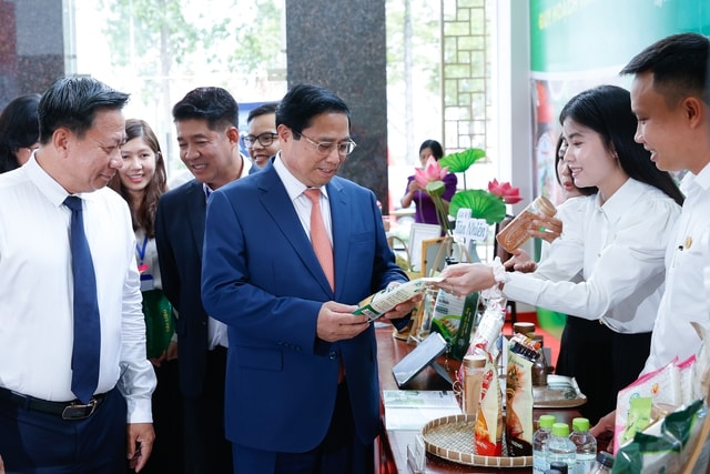 Thủ tướng thăm gian hàng trưng bày, giới thiệu một số sản phẩm OCOP có thế mạnh của tỉnh Tây Ninh