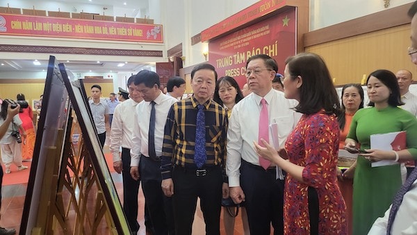 Các đại biểu tham quan trưng bày 33 số báo Quân đội Nhân dân xuất bản tại mặt trận Điện Biên Phủ.