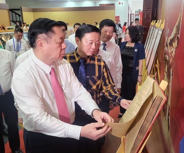 Các đại biểu tham quan Triển lãm ảnh quảng bá hình ảnh Việt NamCác đại biểu tham quan Triển lãm ảnh quảng bá hình ảnh Việt Nam