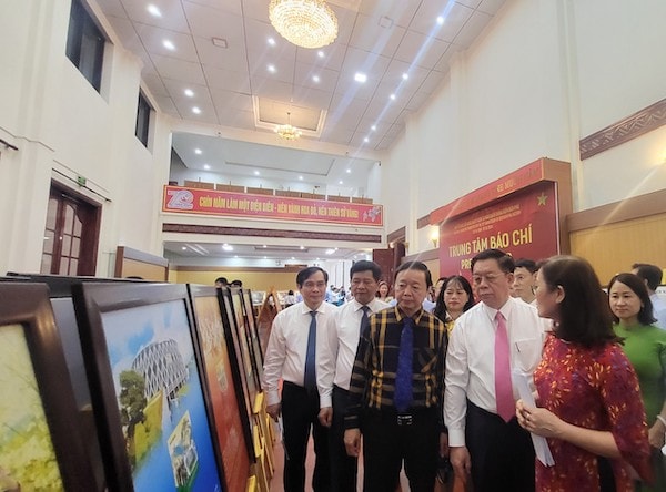 Các đại biểu tham quan trưng bày 33 số báo Quân đội Nhân dân xuất bản tại mặt trận Điện Biên Phủ.