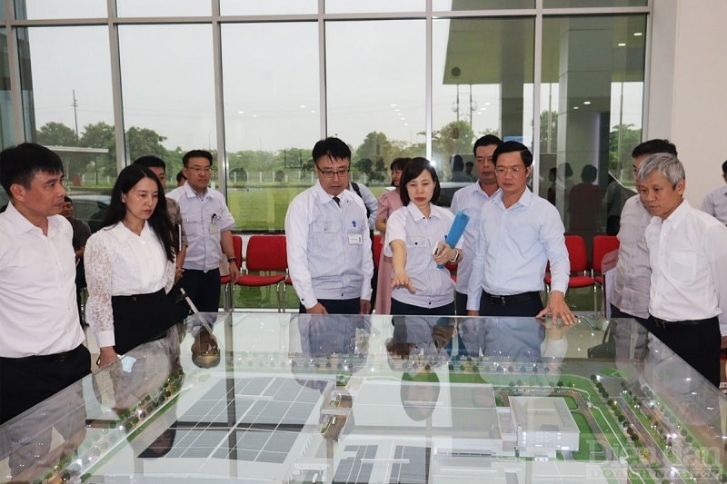 Đoàn giám sát chuyên đề của HĐND thành phố do đồng chí Phạm Văn Lập, Ủy viên Ban Thường vụ Thành ủy, Chủ tịch HĐND thành phố làm Trưởng đoàn giám sát về việc thực hiện các quy định, cơ chế, chính sách trong quản lý, phát triển công nghiệp trên địa bàn thành phố tại KCN VSIP