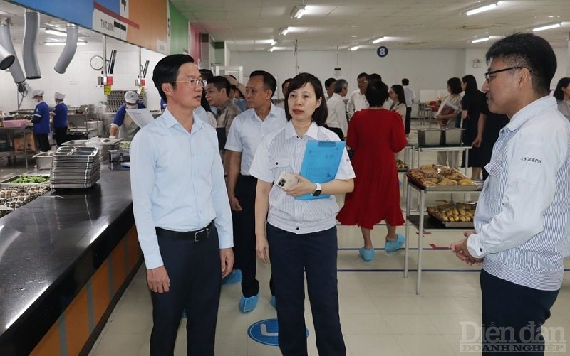 Chủ tịch HĐND thành phố Phạm Văn Lập và Đoàn giám sát khảo sát thực tế tại một số doanh nghiệp.