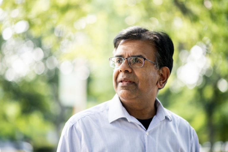 Giáo sư Mansoor Amiji, chủ nhiệm khoa khoa học dược phẩm tại Đại học Northeastern University ở Boston, Vương Quốc Anh.
