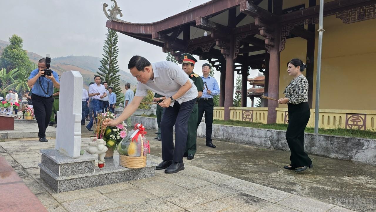 Phó Thủ Tướng thắp nhang viếng các liệt sỹ tại điểm cao Chư Tan Kra