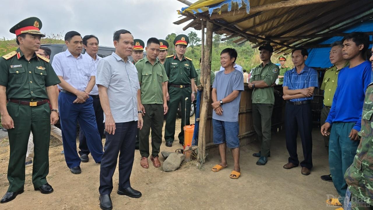 Phó Thủ tướng Trần Lưu Quang cùng đoàn công tác đi kiểm tra công tác phòng cháy chữa cháy và bảo vệ rừng ở huyện Sa Thầy tỉnh Kon Tum