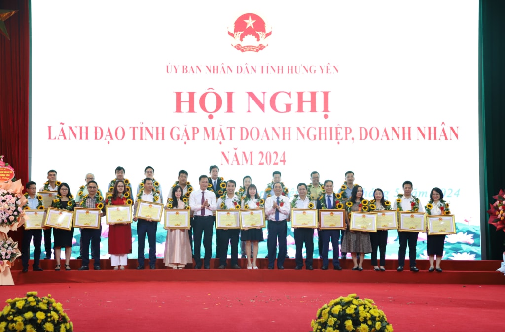 Bí thư Tỉnh ủy Hưng Yên Nguyễn Hữu Nghĩa và Chủ tịch UBND tỉnh Trần Quốc Văn trao Bằng khen tặng các doanh nghiệp tiêu biểu