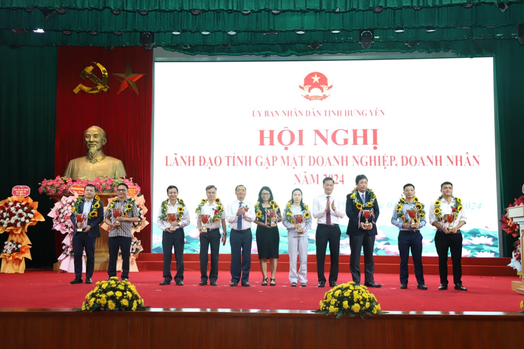 Bí thư Tỉnh ủy Hưng Yên Nguyễn Hữu Nghĩa (thứ 4 từ phải sang) và Chủ tịch UBND tỉnh Trần Quốc Văn trao Cúp Phố Hiến tặng các doanh nghiệp tiêu biểu