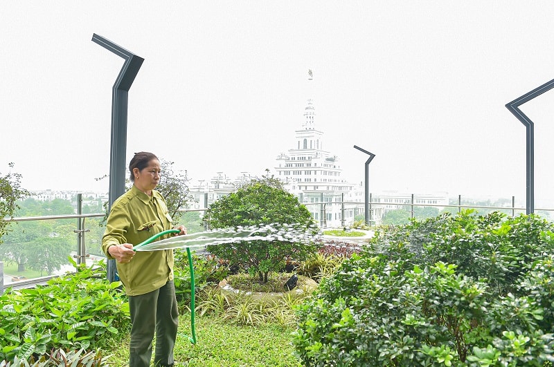 Là công trình xanh đúng nghĩa, TechnoPark Tower được bao quanh bởi các “kỳ quan” biển hồ và công viên lên tới hàng trăm ha trong lòng Ocean City. “Vườn treo” cũng được kiến tạo tại các tầng 3, 4, 5, 6 và 41, 42, 43 với hàng chục nhân viên chăm sóc 24/7, đảm bảo hệ thống cây xanh phát triển tươi tốt quanh năm. Nhiều nhân viên ví, đây như là “trạm sạc năng lượng” ở bên trong tòa nhà. 