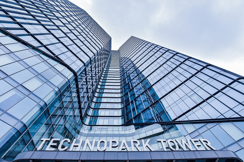 TechnoPark Tower cũng tiên phong ứng dụng công nghệ xanh theo hướng bền vững để bảo vệ môi trường. Theo đó, năng lượng được sử dụng một cách tối ưu nhờ kính hộp Low-E dày 26mm bao quanh tòa nhà; gần 3.000 cảm biến chuyển động Siemens có khả năng phát hiện nơi không có chuyển động để tự động bật, tắt ánh sáng ở khu vực không có người dùng, tự động giảm ánh sáng ở hầm gửi xe. 