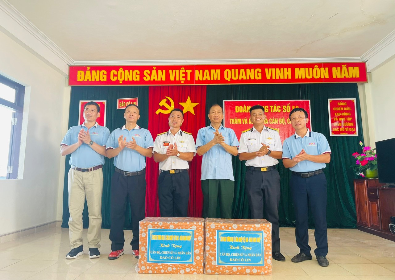 Phó Chủ tịch VCCI Hoàng Quang Phòng trao quà cho các bộ, chiến sĩ trên đảo Cô Lin.