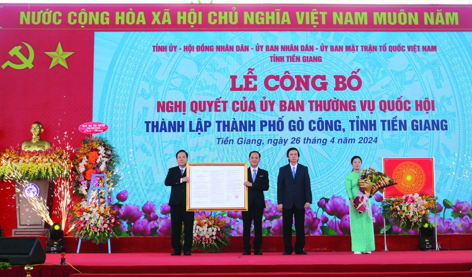  Ông Nguyễn Văn Danh- Bí thư Tỉnh uỷ thừa ủy quyền của Ủy ban Thường vụ Quốc hội trao Nghị quyết thành lập TP. Gò Công, tỉnh Tiền Giang.