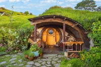 Làm người Hobbit với Airbnb