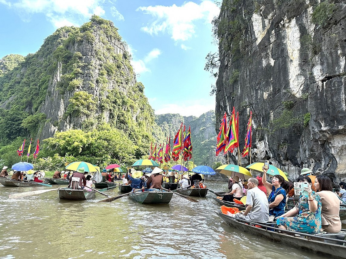 Các doanh nghiệp tung liên tiếp các gói ưu đãi cho tour du lịch trong nước, quốc tế.