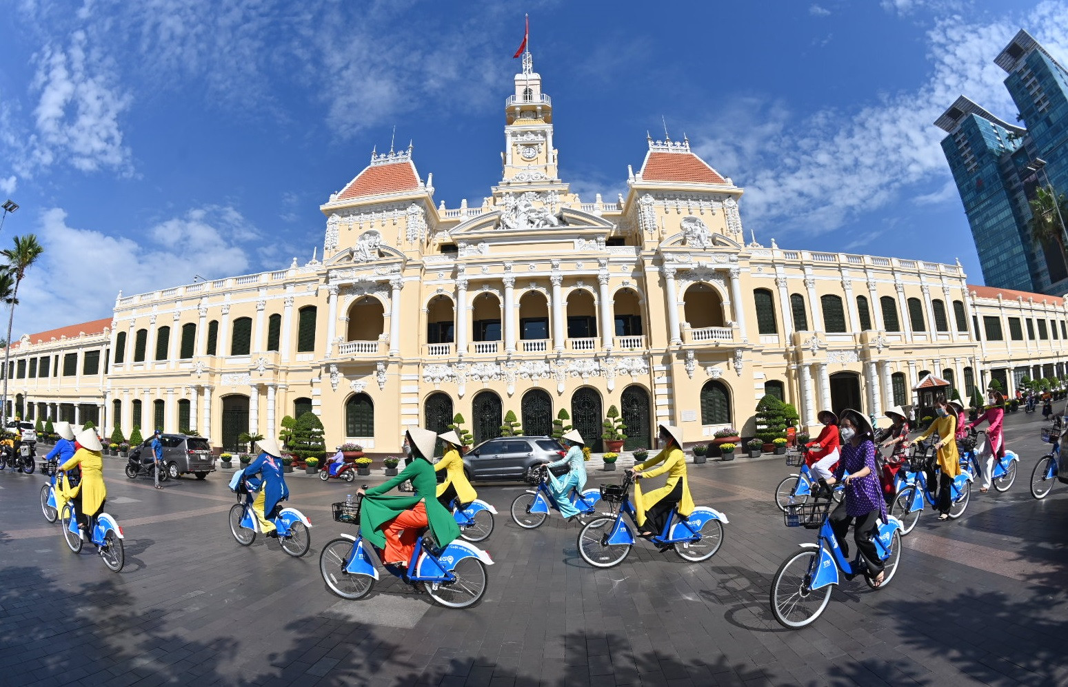 nếu so sánh với giá tour thời điểm nghỉ lễ 30/4, người mua có thể hưởng lợi từ 20% đến 50% với tour nội địa và tour quốc tế.