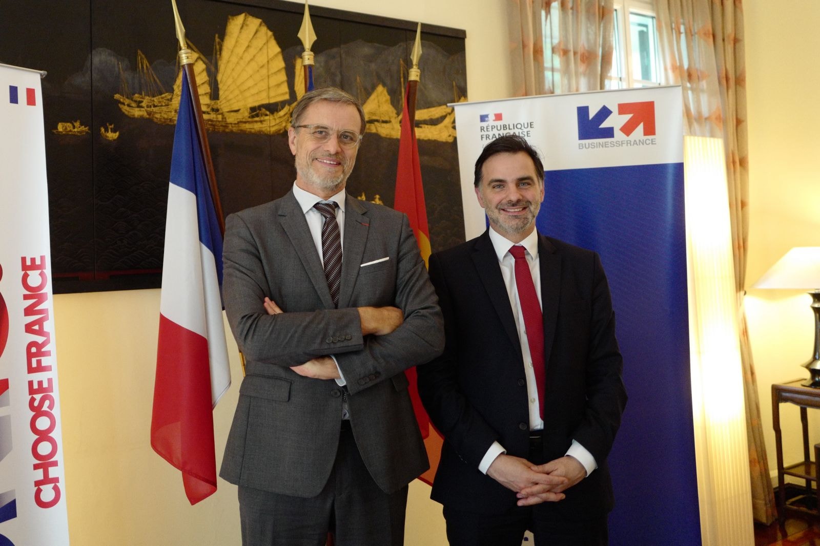 Đại sứ Pháp tại Việt Nam Olivier Brochet (trái) và Tổng giám đốc Business France 