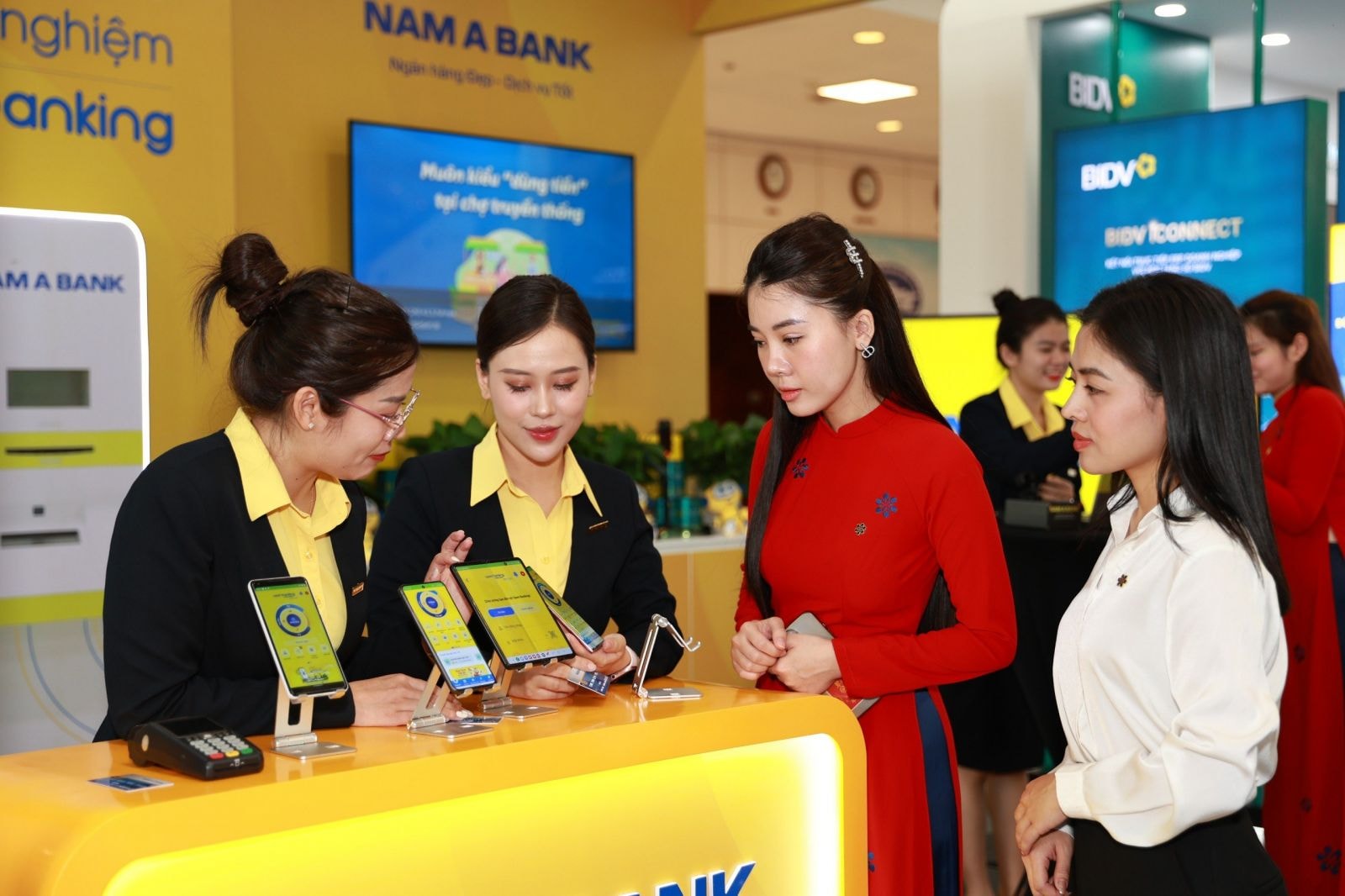 Khách tham quan tương tác cùng Robot OPBA của Nam A Bank