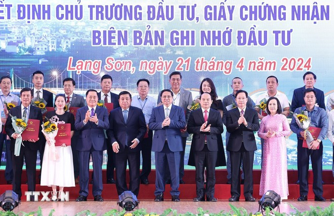 Thủ tướng Phạm Minh Chính với các doanh nghiệp nhận chủ trương, chứng nhận đăng ký đầu tư vào tỉnh Lạng Sơn. (Ảnh- Dương Giang/TTXVN)