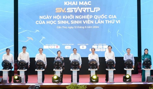 Các đại biểu thực hiện nghi thức khai mạc ngày hội Khởi nghiệp Quốc gia học sinh, sinh viên lần thứ 6.